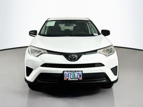 Used 2018 Toyota RAV4 LE AWD/4WD image 2