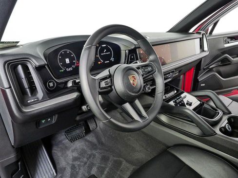 Certified 2024 Porsche Cayenne AWD/4WD image 4