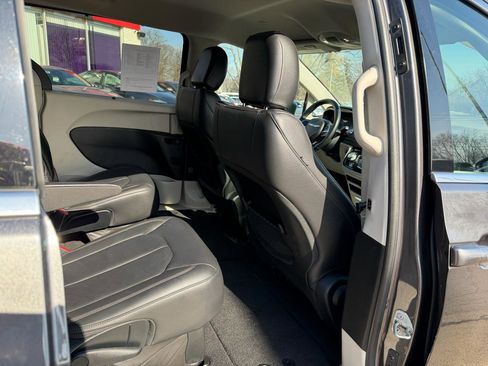 Used 2018 Chrysler Pacifica Touring-L w/ Tire & Wheel Group image 18