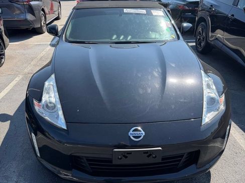 Used 2016 Nissan 370Z Touring RWD image 2