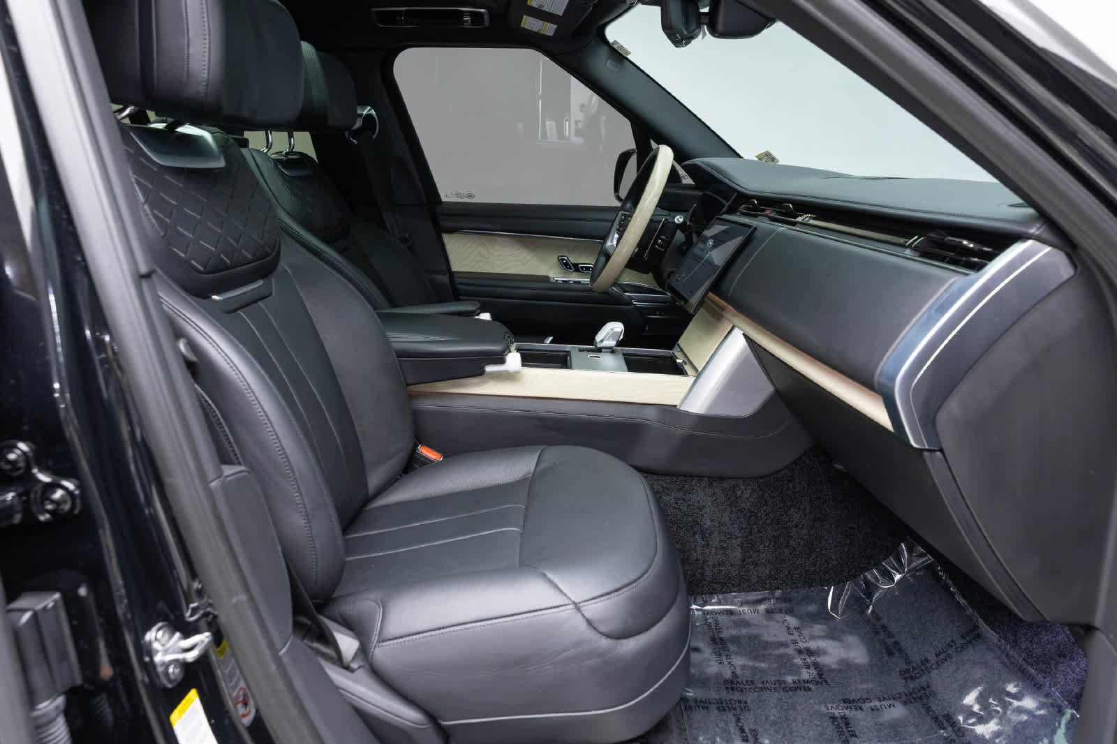 Used 2025 Land Rover Range Rover SV AWD/4WD image 13