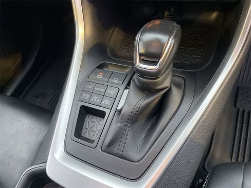 Used 2021 Toyota RAV4 XLE Premium image 27