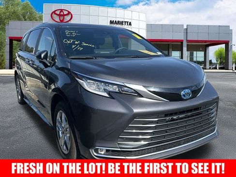 Used 2025 Toyota Sienna Limited image 1