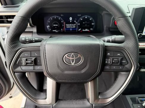 Used 2025 Toyota Tacoma TRD Off-Road AWD/4WD image 15