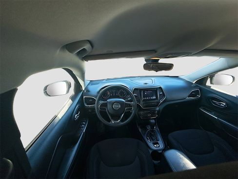 Used 2021 Jeep Cherokee Latitude w/ Mopar Interior Package image 20