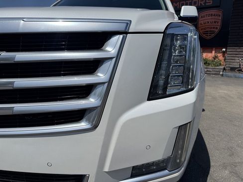 Used 2016 Cadillac Escalade Luxury AWD/4WD image 5