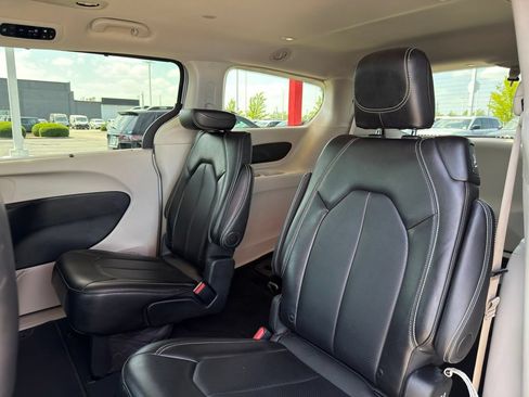 Used 2024 Chrysler Pacifica Touring-L FWD image 24