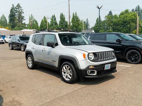 Used 2018 Jeep Renegade Latitude FWD image 24