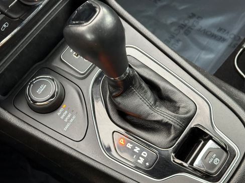 Used 2021 Jeep Cherokee Latitude Plus AWD/4WD image 23