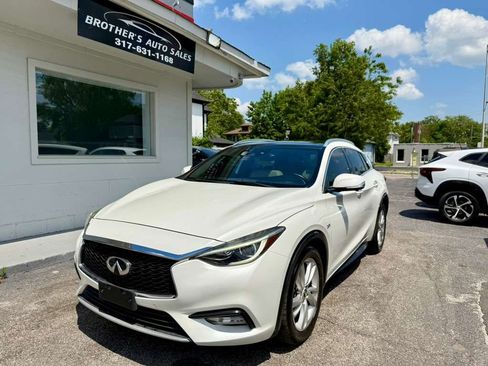 Used 2017 INFINITI QX30 Premium w/ Technology Package FWD image 4