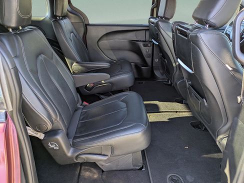 Used 2021 Chrysler Pacifica Touring-L w/ Uconnect Theater Family Group image 14