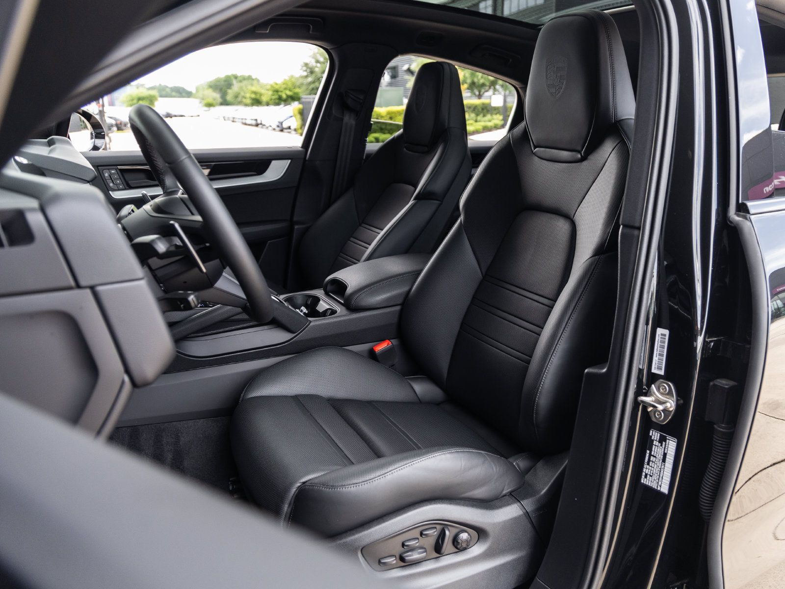 Certified 2025 Porsche Cayenne E-Hybrid Coupe AWD/4WD image 5