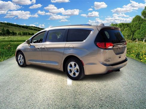 Certified 2018 Chrysler Pacifica Touring-L image 3