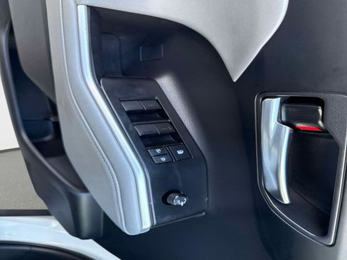 Used 2021 Toyota Highlander XLE image 19