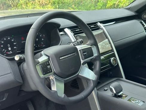 Used 2025 Land Rover Discovery S image 11