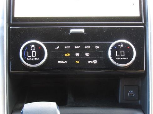 Used 2023 Land Rover Discovery Metropolitan Edition AWD/4WD image 33