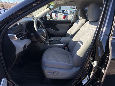 Used 2024 Toyota Highlander LE image 19