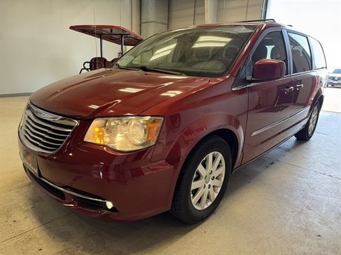 Used 2015 Chrysler Town & Country Touring image 2