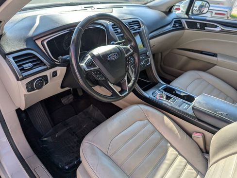 Used 2017 Ford Fusion SE w/ Fusion SE Technology Package image 12