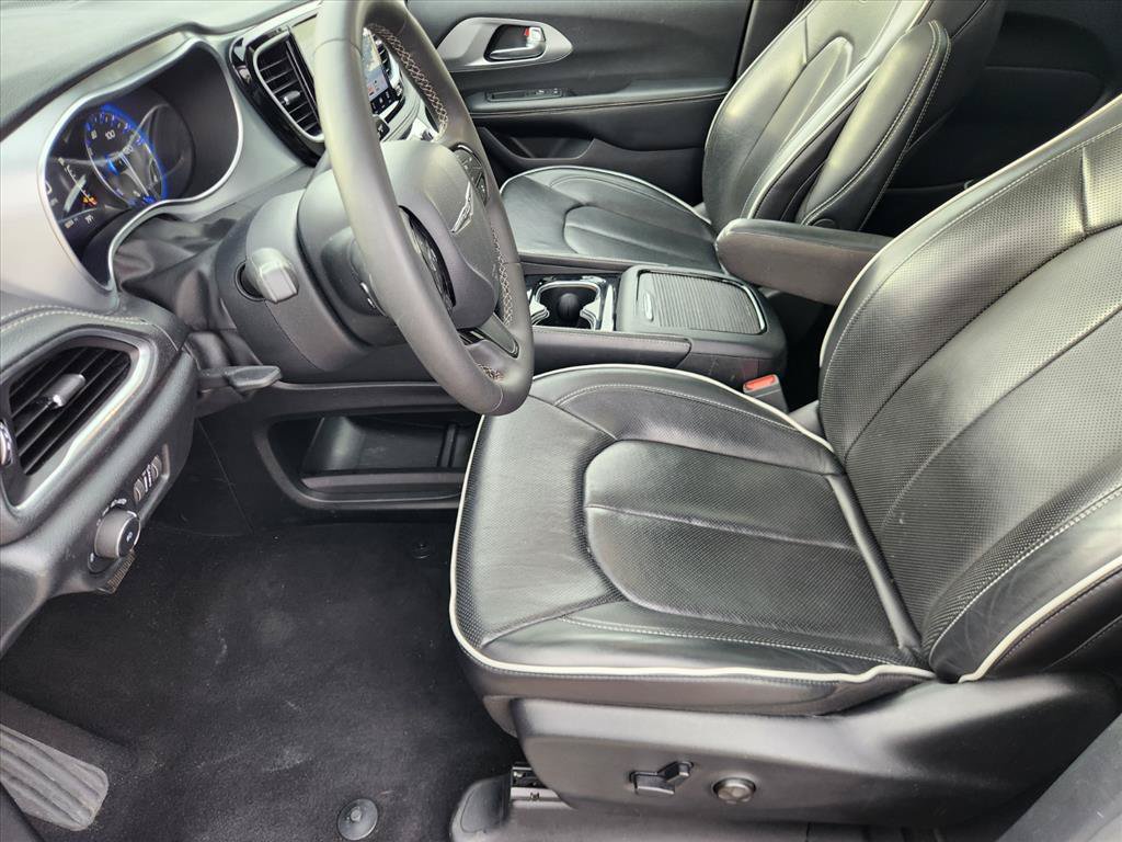 Used 2025 Chrysler Pacifica Limited FWD image 12