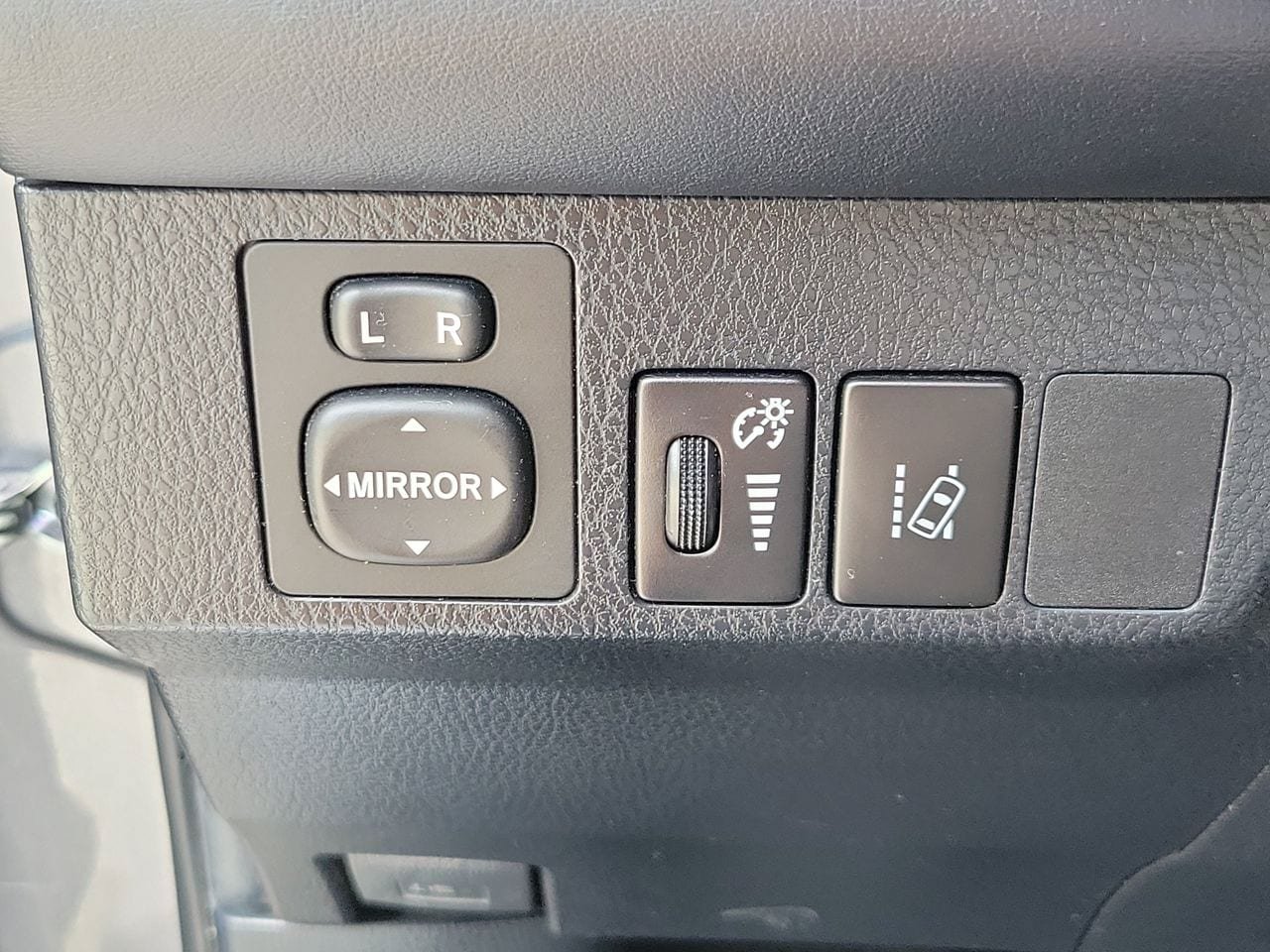 Used 2018 Toyota RAV4 XLE FWD image 30