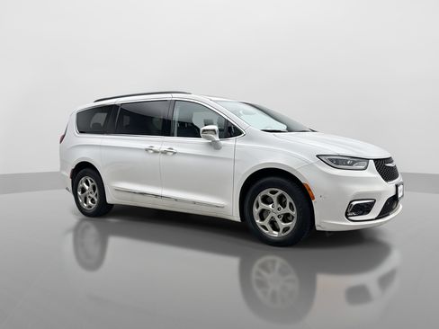 Used 2022 Chrysler Pacifica Limited AWD/4WD image 7