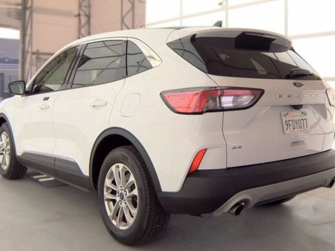 Used 2022 Ford Escape SE FWD image 3