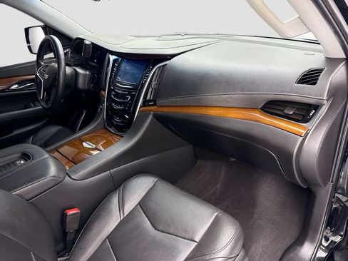 Used 2020 Cadillac Escalade Luxury w/ LPO, Radiant Package AWD/4WD image 16