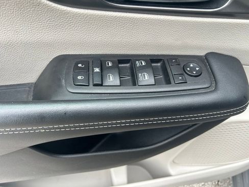 Used 2023 Chrysler Pacifica Touring-L FWD image 14