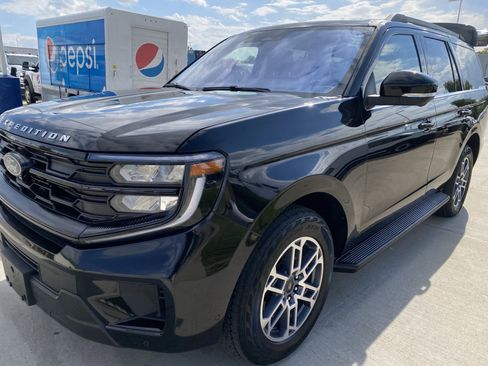 Used 2025 Ford Expedition Active AWD/4WD image 10