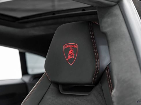 Used 2025 Lamborghini Urus SE AWD/4WD image 46