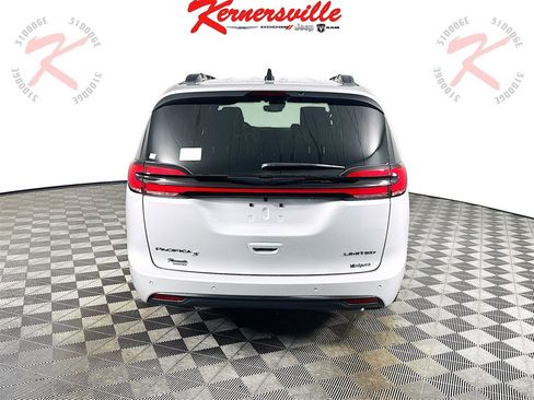 New 2026 Chrysler Pacifica Limited w/ Uconnect Theater Family Group image 6