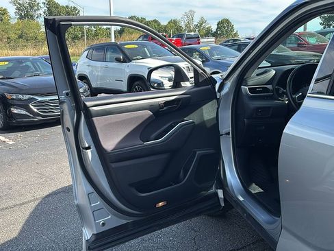 Used 2020 Toyota Highlander LE image 11