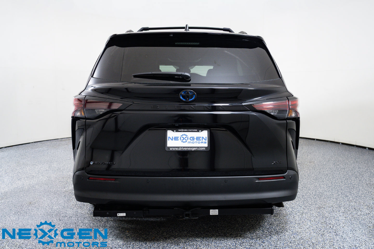 Used 2025 Toyota Sienna XLE Woodland Edition AWD/4WD image 33