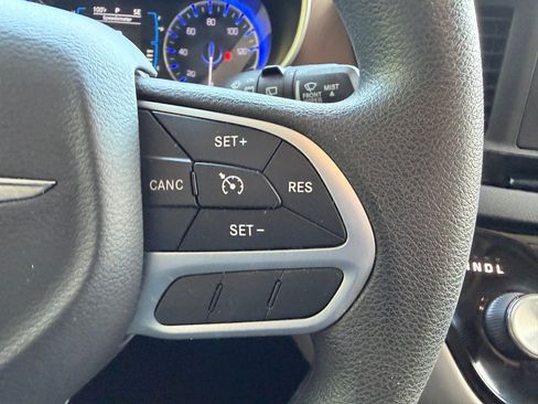 Used 2017 Chrysler Pacifica Touring FWD image 23