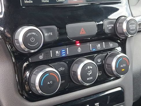 Used 2024 RAM 1500 Laramie AWD/4WD image 17