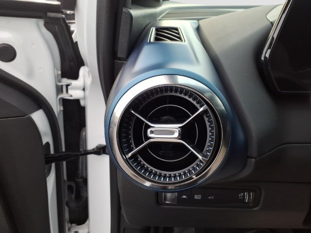 Used 2024 Chevrolet Equinox EV LT FWD image 18