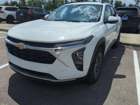 Used 2025 Chevrolet Trax LT FWD image 1