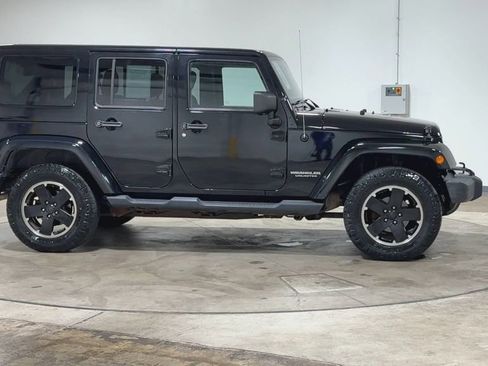 Used 2012 Jeep Wrangler Unlimited Sahara AWD/4WD image 8