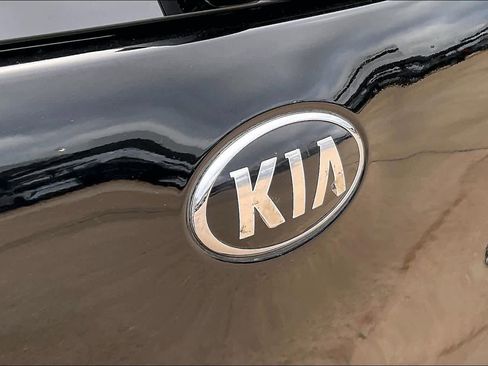 Used 2018 Kia Niro EX image 28
