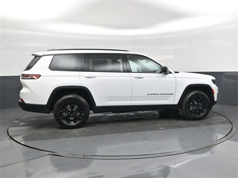New 2025 Jeep Grand Cherokee L Altitude image 2