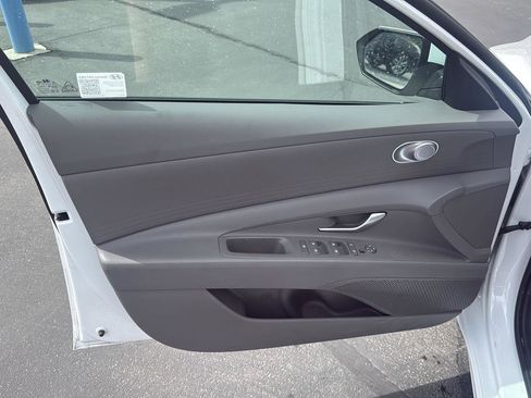 Used 2025 Hyundai Elantra Blue image 11