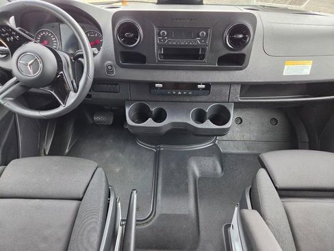 Used 2025 Mercedes-Benz Sprinter 2500 image 9