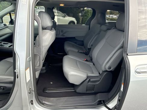 Used 2024 Toyota Sienna XLE image 8