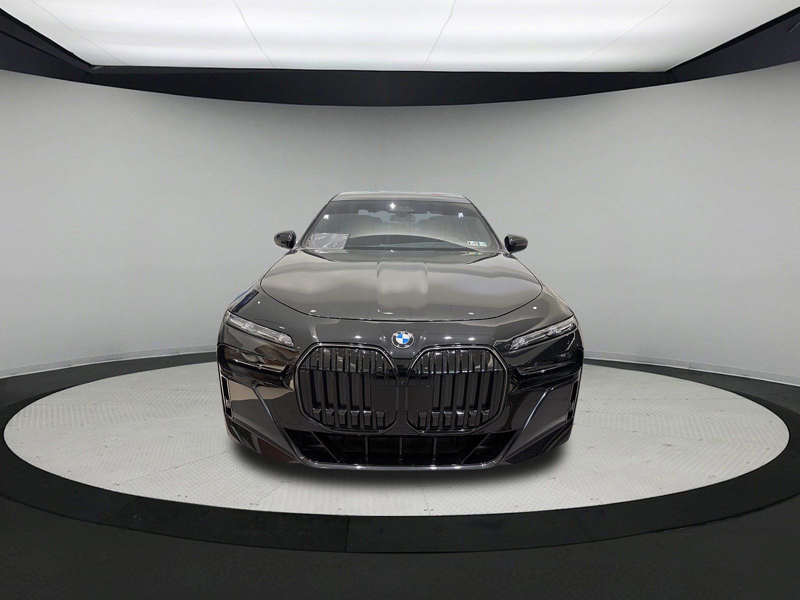 Certified 2025 BMW 760i xDrive w/ Executive Package AWD/4WD image 2