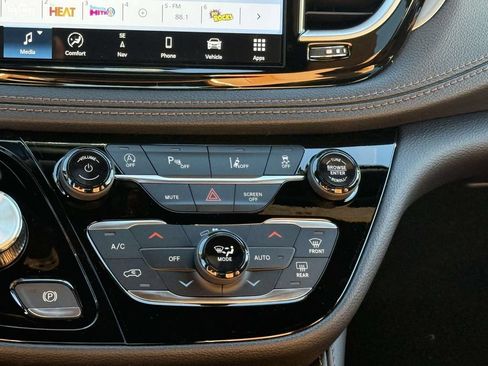 New 2026 Chrysler Pacifica Pinnacle FWD image 21