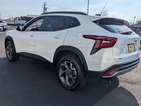 Used 2025 Chevrolet Trax LT w/ Driver Confidence Package image 6