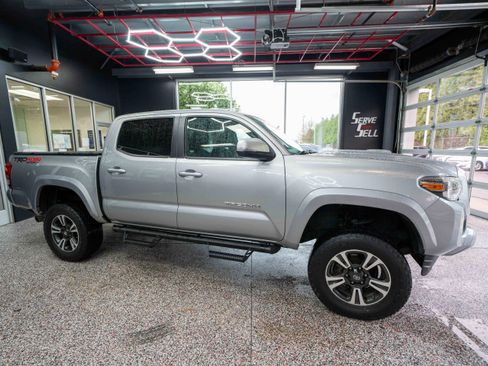 Used 2017 Toyota Tacoma TRD Sport image 5
