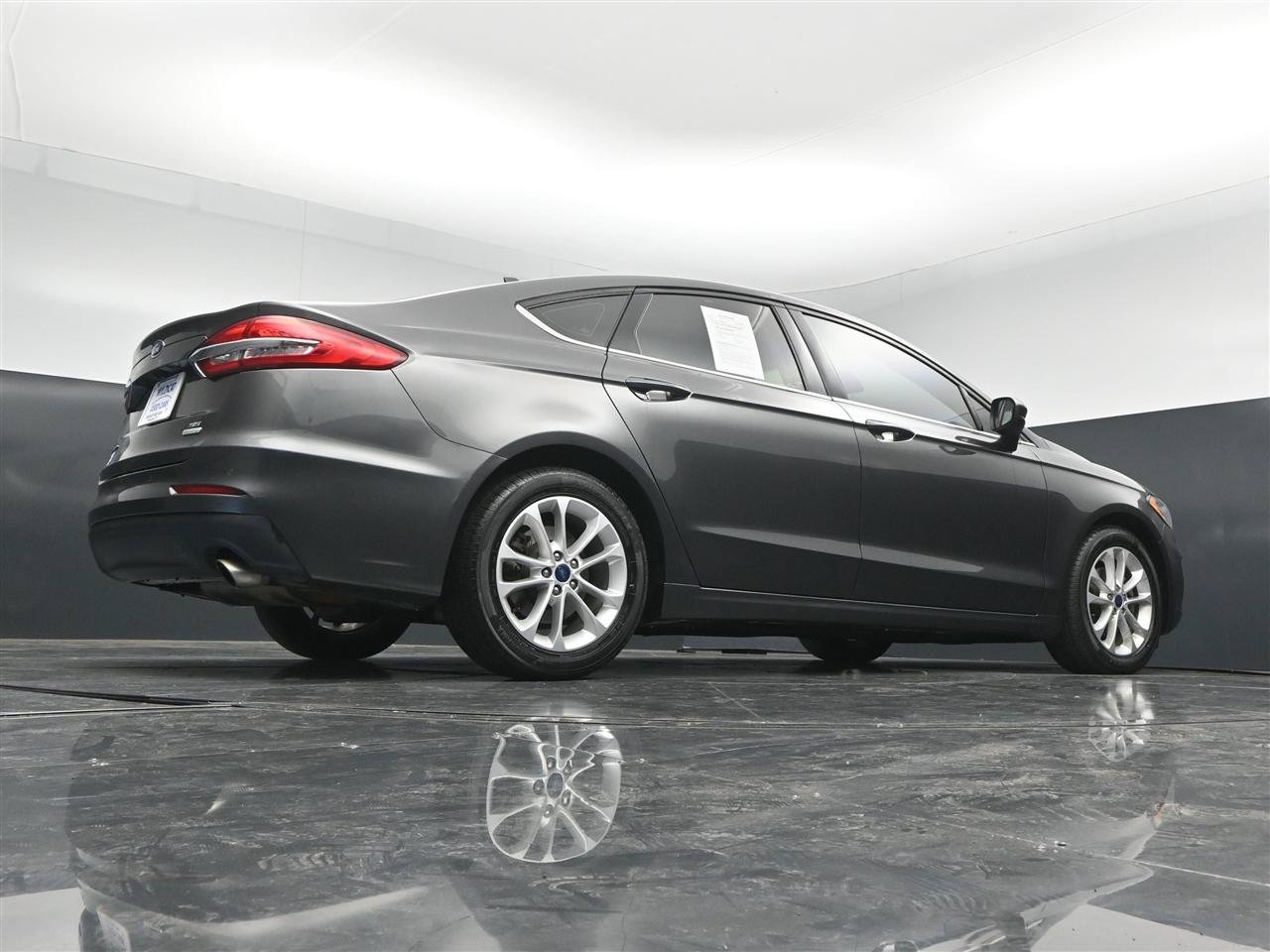 Used 2019 Ford Fusion SE FWD image 31