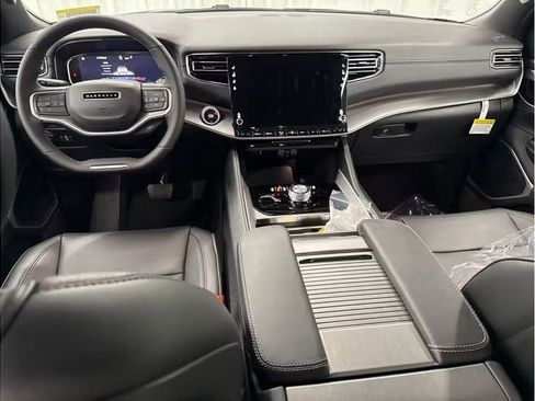 Used 2025 Jeep Wagoneer 4WD w/ Convenience Group I image 5